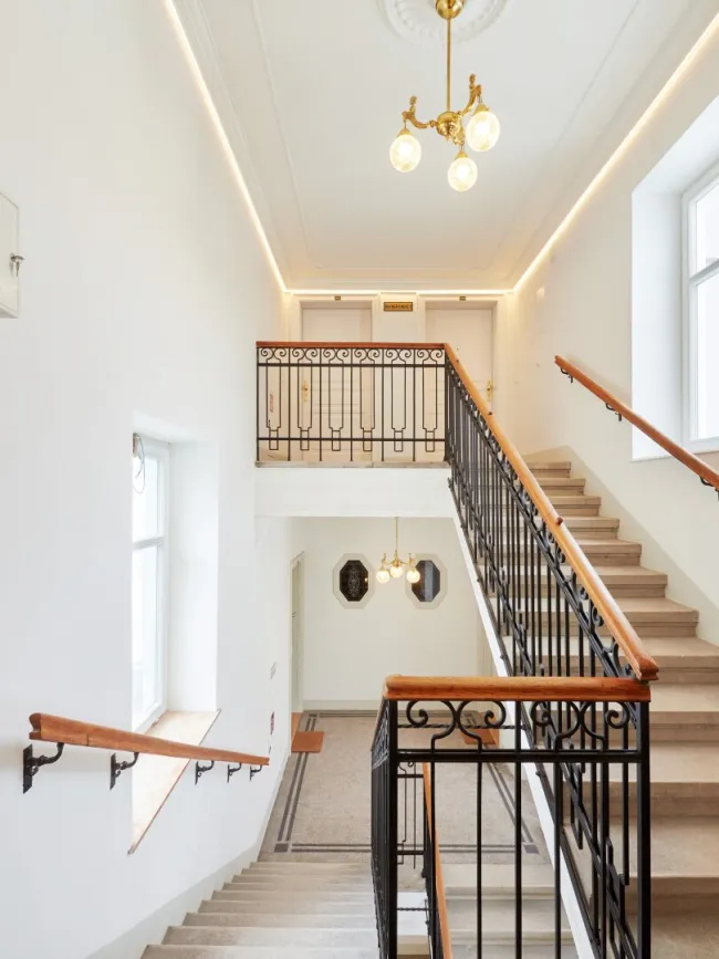 Jetzt sparen: Bis 31.08.2026 nur die halbe Provision - Top sanierter Stilaltbau - 2 Zimmer Wohnung - Titelbild