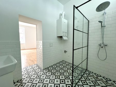 100m² Altbauwohnung: 3-Zimmer. 2 Bäder mit moderner Küche & Ausstattung
