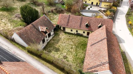 Altes Bauernhaus mit Wirtschaftsgebäuden zu verkaufen!