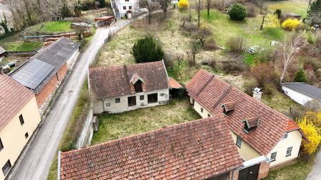 Altes Bauernhaus mit Wirtschaftsgebäuden zu verkaufen!