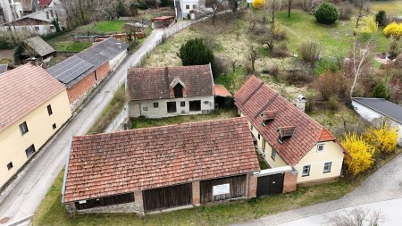 Altes Bauernhaus mit Wirtschaftsgebäuden zu verkaufen!