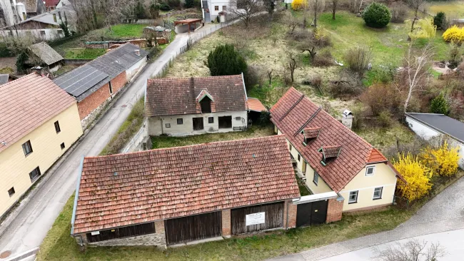 Altes Bauernhaus mit Wirtschaftsgebäuden zu verkaufen! - Bild