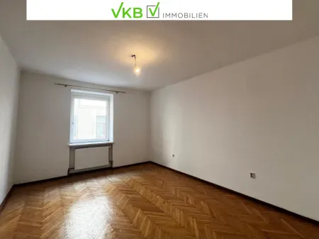 Helle und geräumige 3 - Zimmer Wohnung in guter Lage mit großzügiger Dachterrasse und Lift