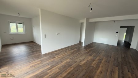 Große Neubaumietwohnung mit neuer Küche und Loggia!