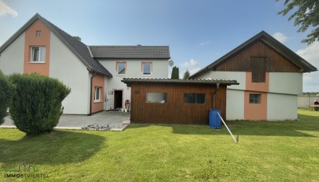 Ansicht von Osten mit Nebengebäude - Garage- Carport