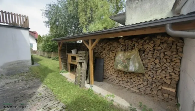 überdachts Holzlager