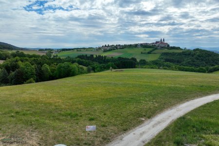 Großes Grundstück mit herrlicher Aussicht auf Maria Taferl und ins Alpenvorland! Hobbylandwirtschaft möglich!