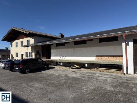 Vielseitiges Betriebsgelände mit Halle und Bürofläche sowie Wohnung in verkehrsgünstiger Lage in Eugendorf