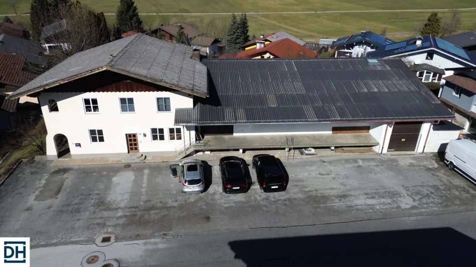 Vielseitiges Betriebsgelände mit Halle und Bürofläche sowie Wohnung in verkehrsgünstiger Lage in Eugendorf - Titelbild