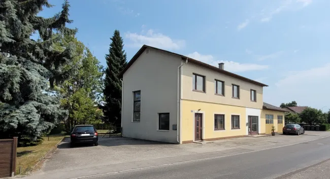 Vielseitige Gewerbeliegenschaft mit Büro- und Lagerflächen + 100m² Wohnung im OG - Titelbild