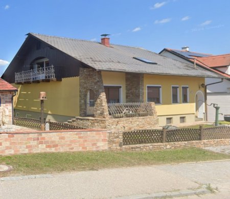 Einfamilienhaus mit Doppelgarage mit ausgebauter Dachgeschoßwohnung in Stratzdorf