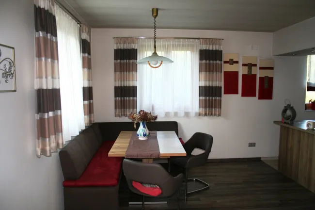 Großes Einfamilienhaus mit Doppelgarage - Bild