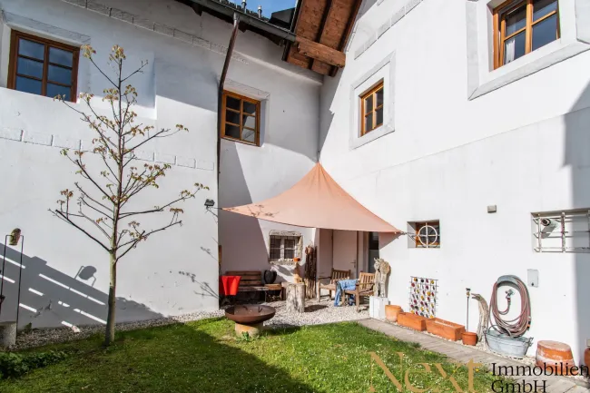 Wohnen mit Geschichte - charmante Altbau-Haus in Wels mit Schloss-Flair – stilvoll wohnen auf ca. 118 m² - Titelbild