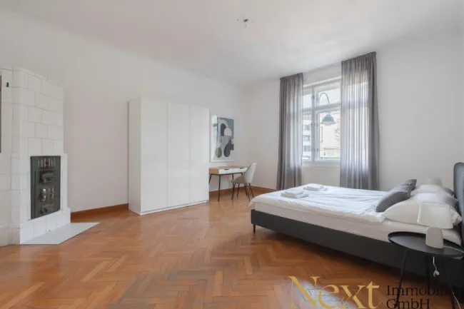 Schlafzimmer II (KI möbliert)