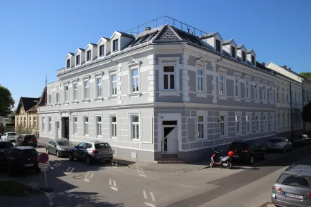 PRACHTVOLLER STILALTBAU, GEPFLEGTE ERDGESCHOSSWOHNUNG, BESTLAGE KORNEUBURG!!