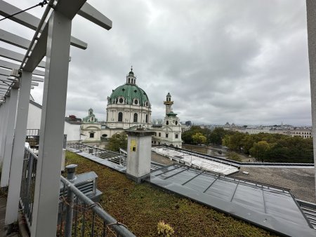 KARLSPLATZ IS CALLING: ruhige 2-Zimmer-Wohnung mit Gemeinschaftsdachterrasse!