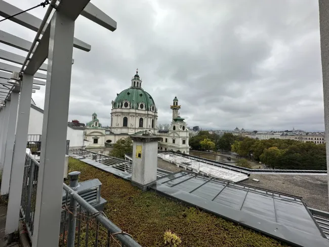 KARLSPLATZ IS CALLING: ruhige 2-Zimmer-Wohnung mit Gemeinschaftsdachterrasse! - Titelbild