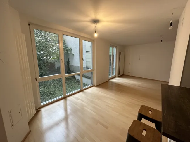 KARLSPLATZ IS CALLING: ruhige 2-Zimmer-Wohnung mit Gemeinschaftsdachterrasse! - Bild