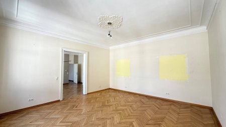 Julius-Tandler-Platz: 2,5 Zimmer - BÜRO mit hohen Decken zur Miete