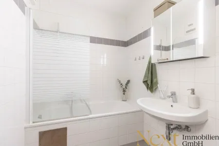 Badezimmer I (KI möbliert)