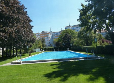 Gelegenheit: Singelwohnung (Anlage mit großem Garten mit Outdoor-Swimmingpool mit viel Flair und Fun)