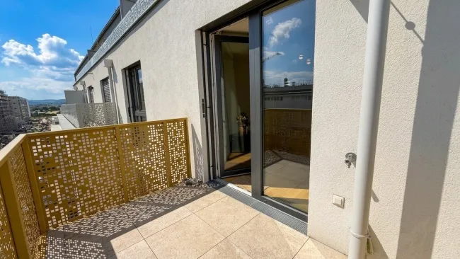 Ab Oktober: möblierte und klimatisierte 2-Zimmer-Wohnung mit Terrasse! - Bild