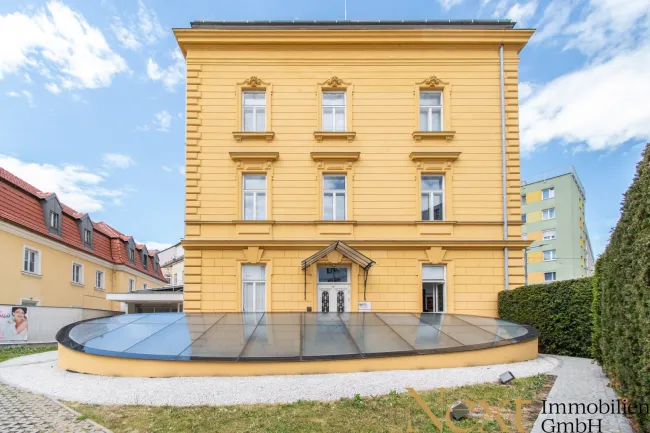 Arbeiten mit Charakter – Hochwertige Büro-/Praxisfläche mit Balkon und Lift im Herzen von Wels! - Bild
