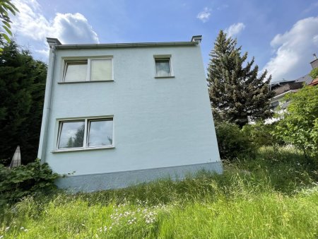 Sanierungsbedürftiges Einfamilienhaus mit Garten und Garagenstellplatz sucht neue*n Eigentümer*in!
