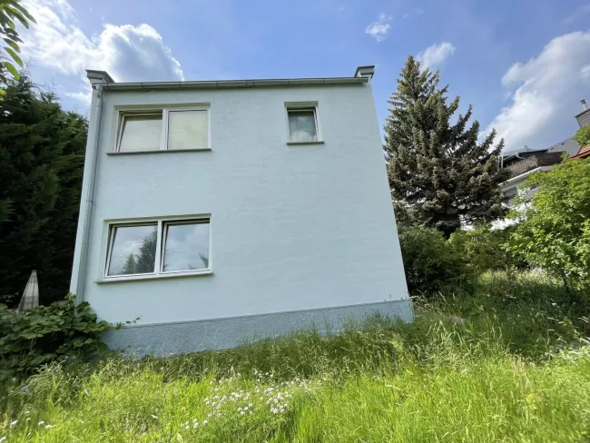 Sanierungsbedürftiges Einfamilienhaus mit Garten und Garagenstellplatz sucht neue*n Eigentümer*in! - Bild