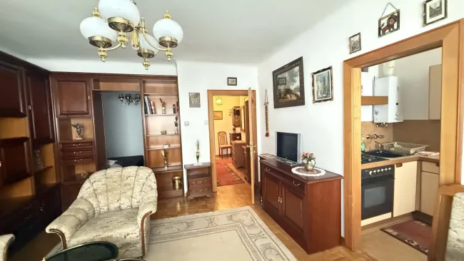 Schickes STUDIO (Ein-Zimmer-Wohnung mit Schlafnische und separater Küche) *nahe der U3-Station! - Bild