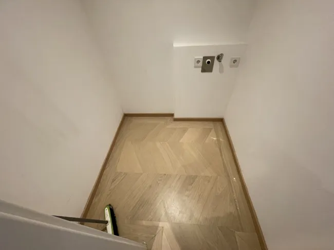 4 Zimmer-Maisonetten-Wohnung mit einer Terrasse und eigenem Studio im Oberbereich mit separatem zusätzlichem Eingang! - Bild