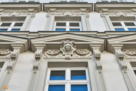 Kein Gas mehr! Top DG Wohnung mit Balkon - 2 großzügige Zimmer, alles auf einer Ebene! Luft-Wasserwärmepumpe, Klima und Photovoltaik!