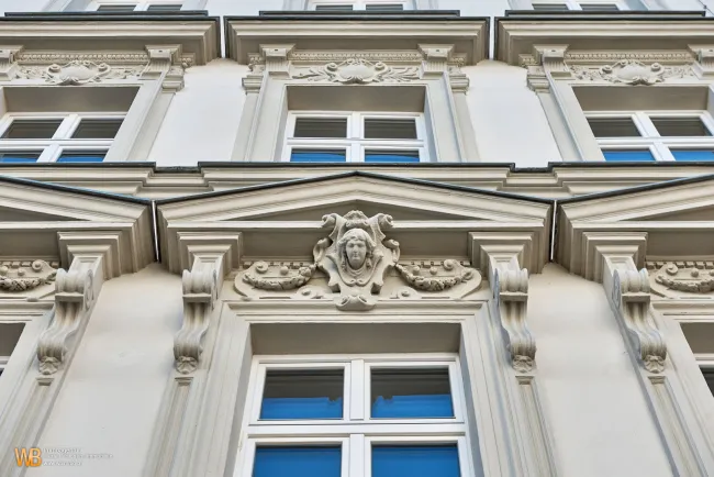 Kein Gas mehr! Top DG Wohnung mit Balkon - 2 großzügige Zimmer, alles auf einer Ebene! Luft-Wasserwärmepumpe, Klima und Photovoltaik! - Bild
