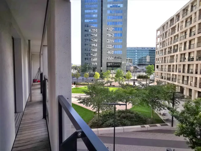 Frisch sanierte 3-Zimmer-Wohnung mit Loggia auf 105 m2 Wohnnutzfläche nahe der UNO-CITY! - Bild