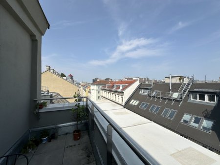 Große 5 Zimmer im frisch ausgebauten Dachgeschoss mit DG-Terrasse!