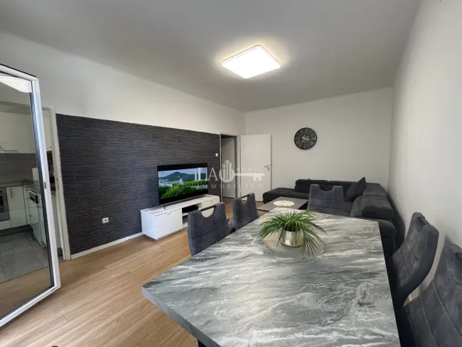 Modern-eingerichtete 2-Zi-Wohnung mit Balkon - Bild
