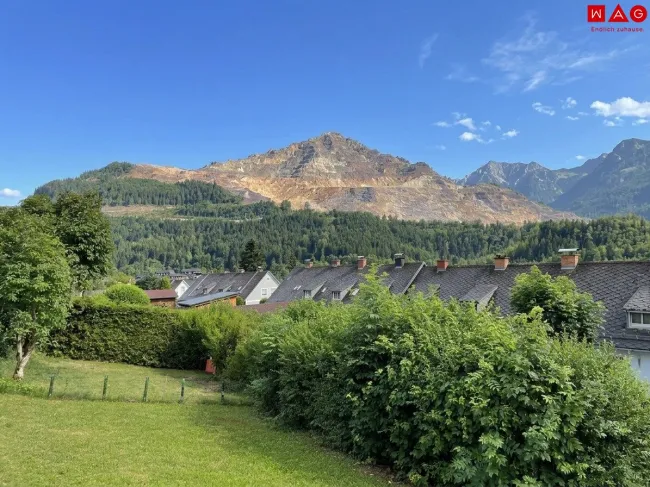 Haus außen mit Parkplatz