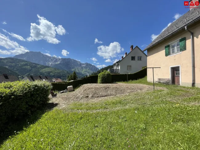 Haus außen mit Parkplatz