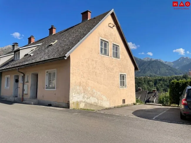 Haus außen mit Parkplatz