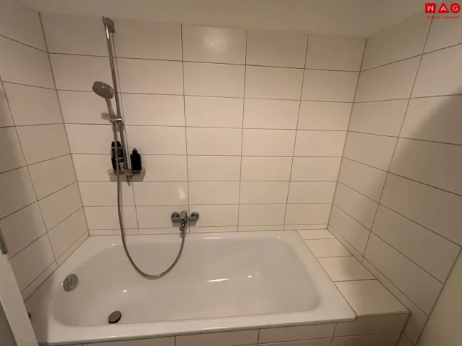 Bad mit Badewanne