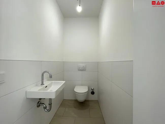 WC mit Handwaschbecken