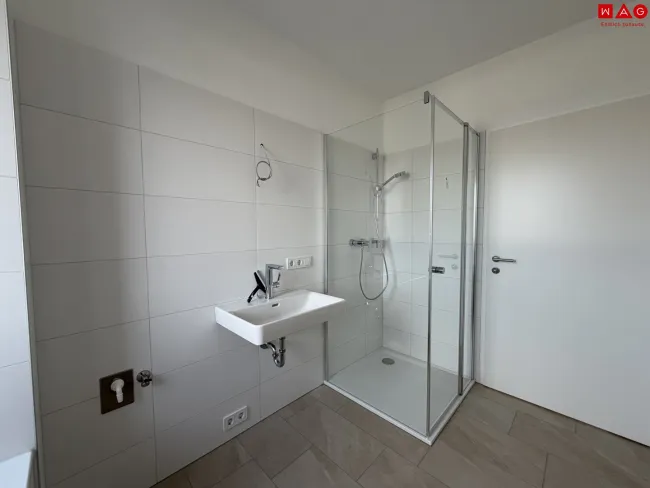 Badezimmer mit Dusche, Badewanne und Fenster