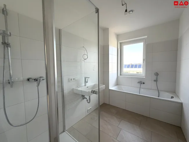Badezimmer mit Wanne Dusche und Fenster