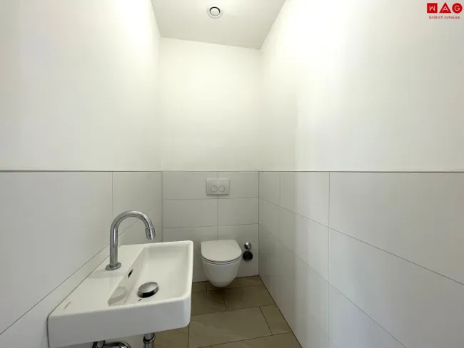 WC mit Handwaschbecken