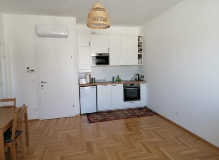 Klimatisierte 2-Zimmer-Wohnung mit hofseitiger Terrasse & optionaler Garagenstellplatz!
