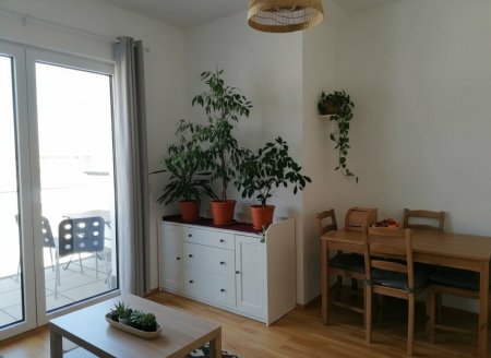 Klimatisierte 2-Zimmer-Wohnung mit hofseitiger Terrasse & optionaler Garagenstellplatz!