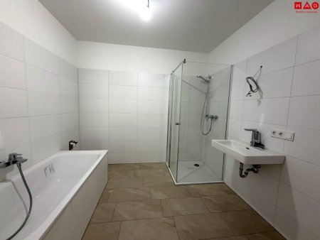 Badezimmer mit Dusche, Badewanne