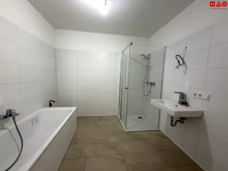 Badezimmer mit Dusche, Badewanne