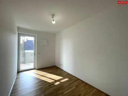 Kinderzimmer mit Zugang zum Balkon