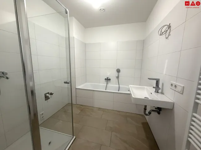 Badezimmer mit Dusche, Badewanne
